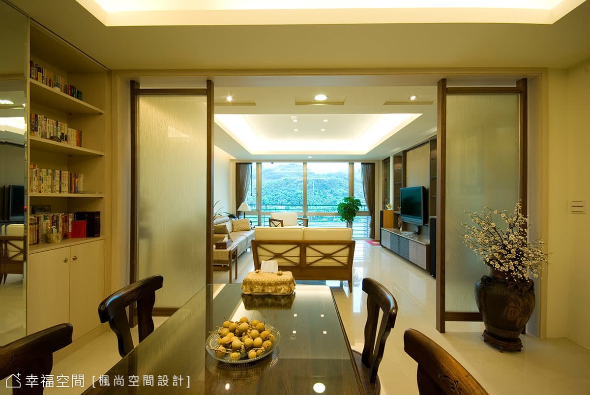 餐廳望向客廳