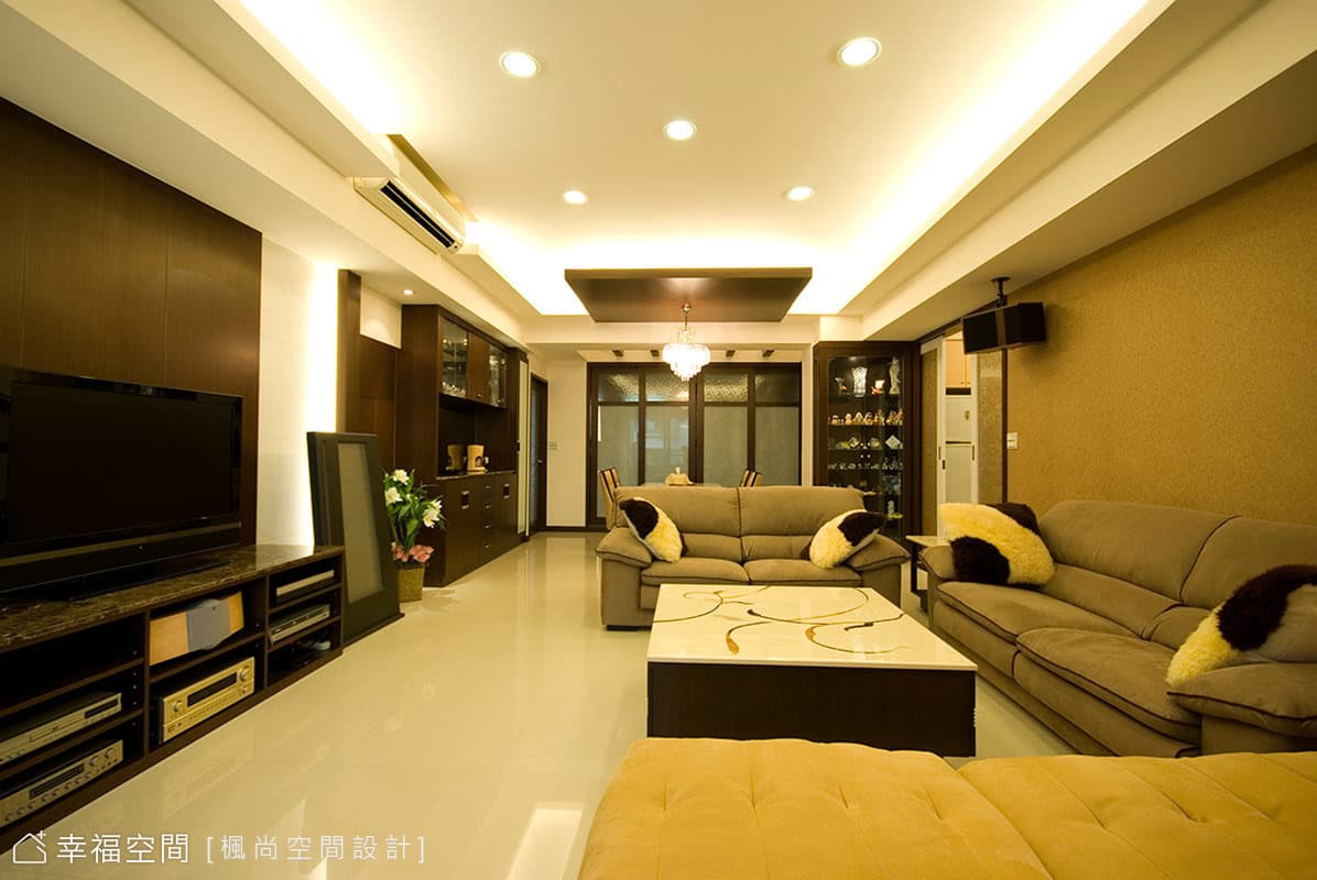客廳望向餐廳