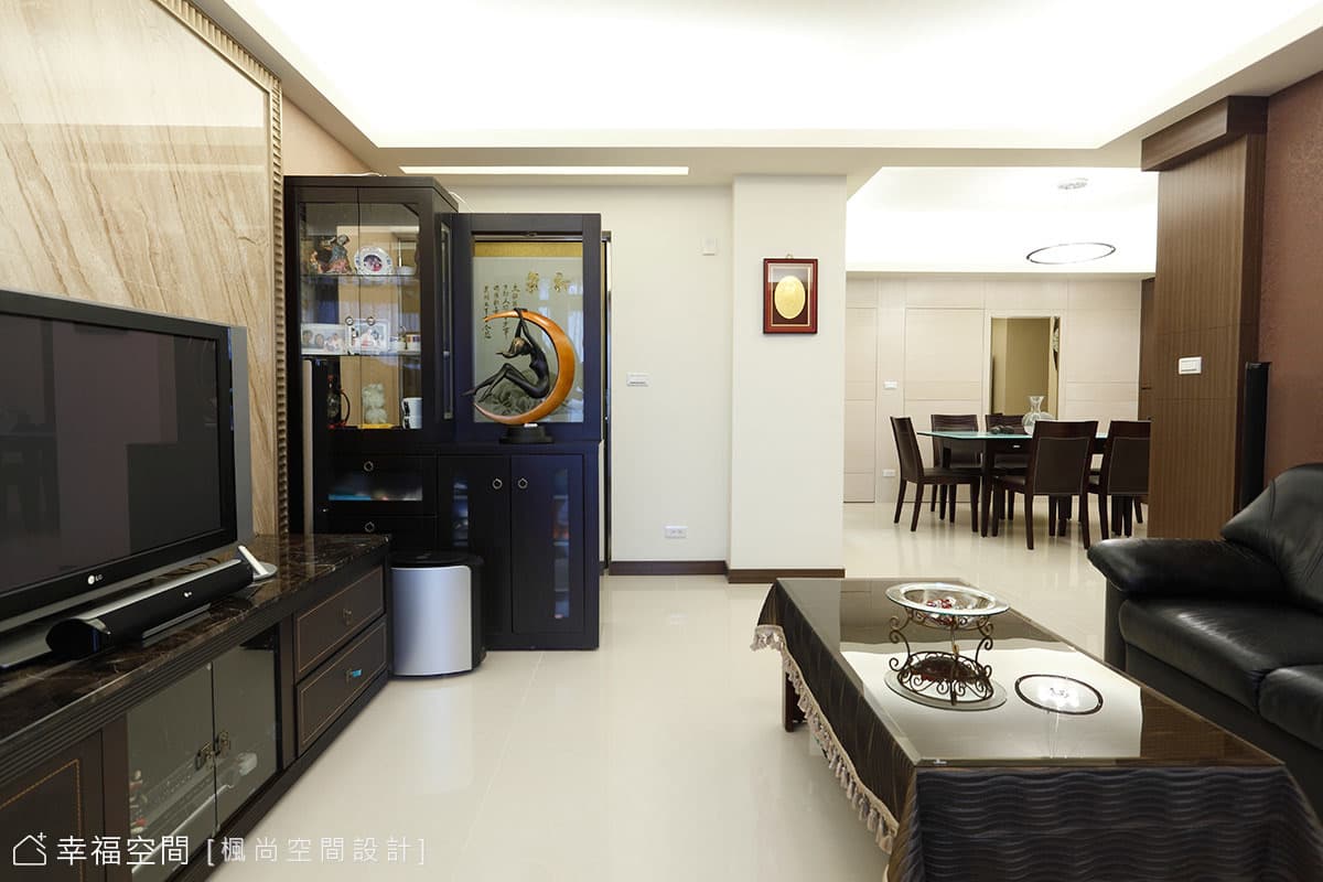 客廳望向餐廳