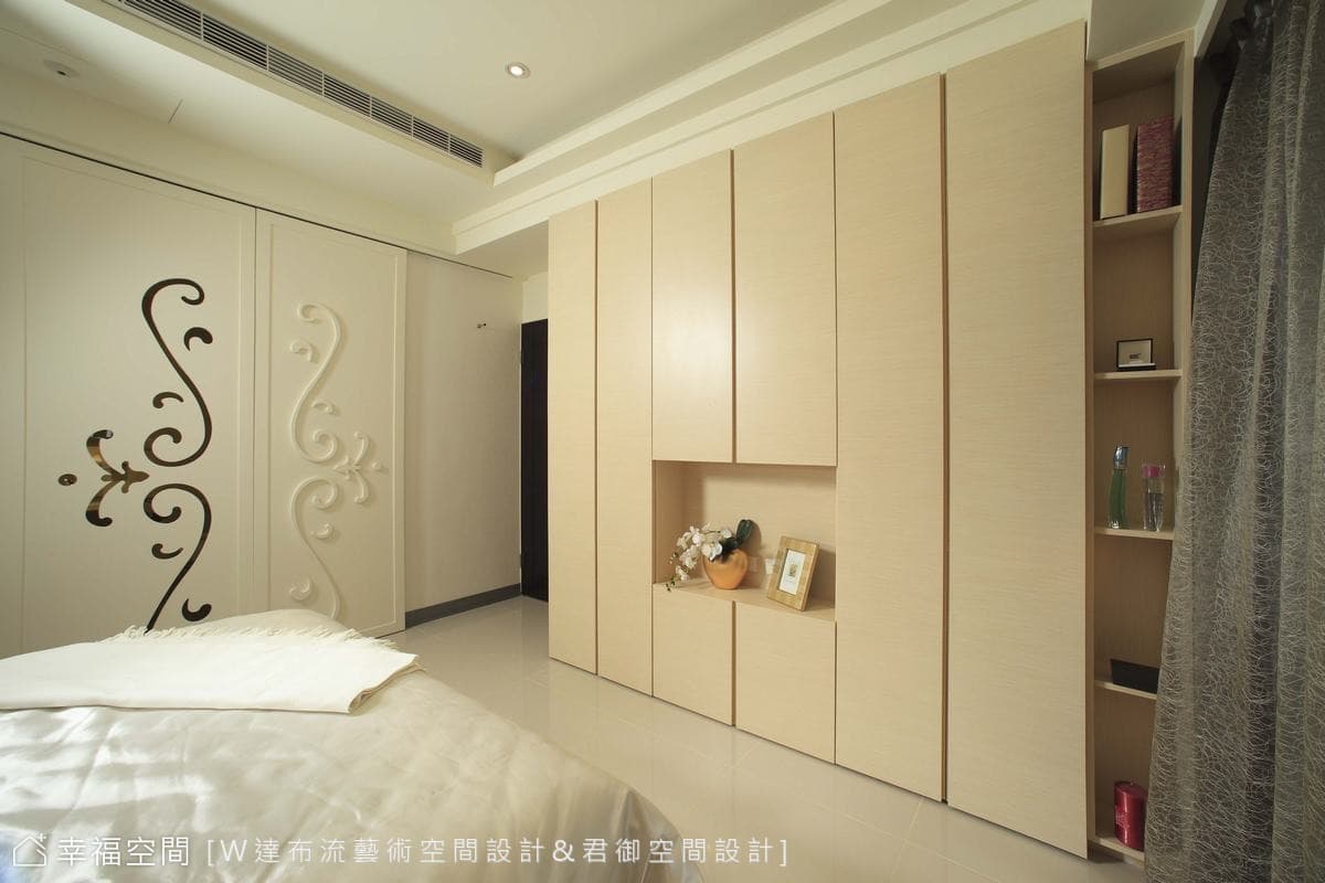 主臥床尾