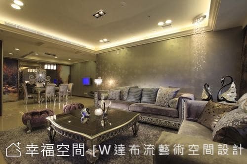 沙發背牆