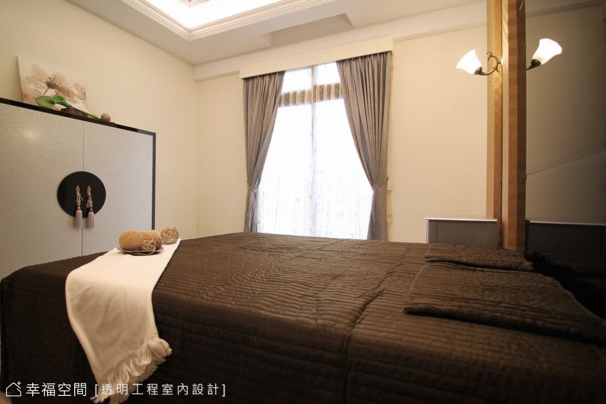 主臥床尾
