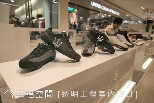 鞋款展示區