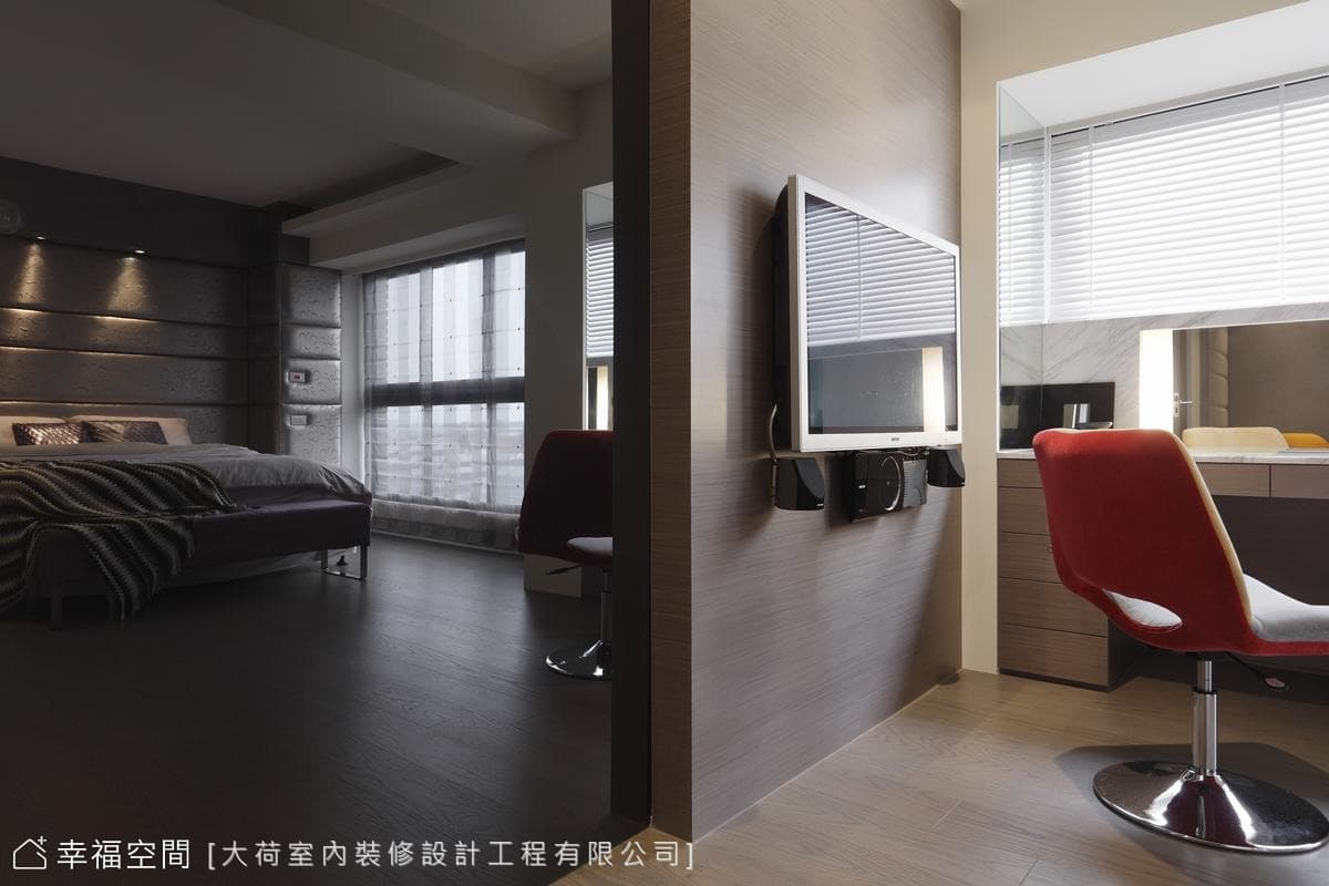 樓梯望向客廳