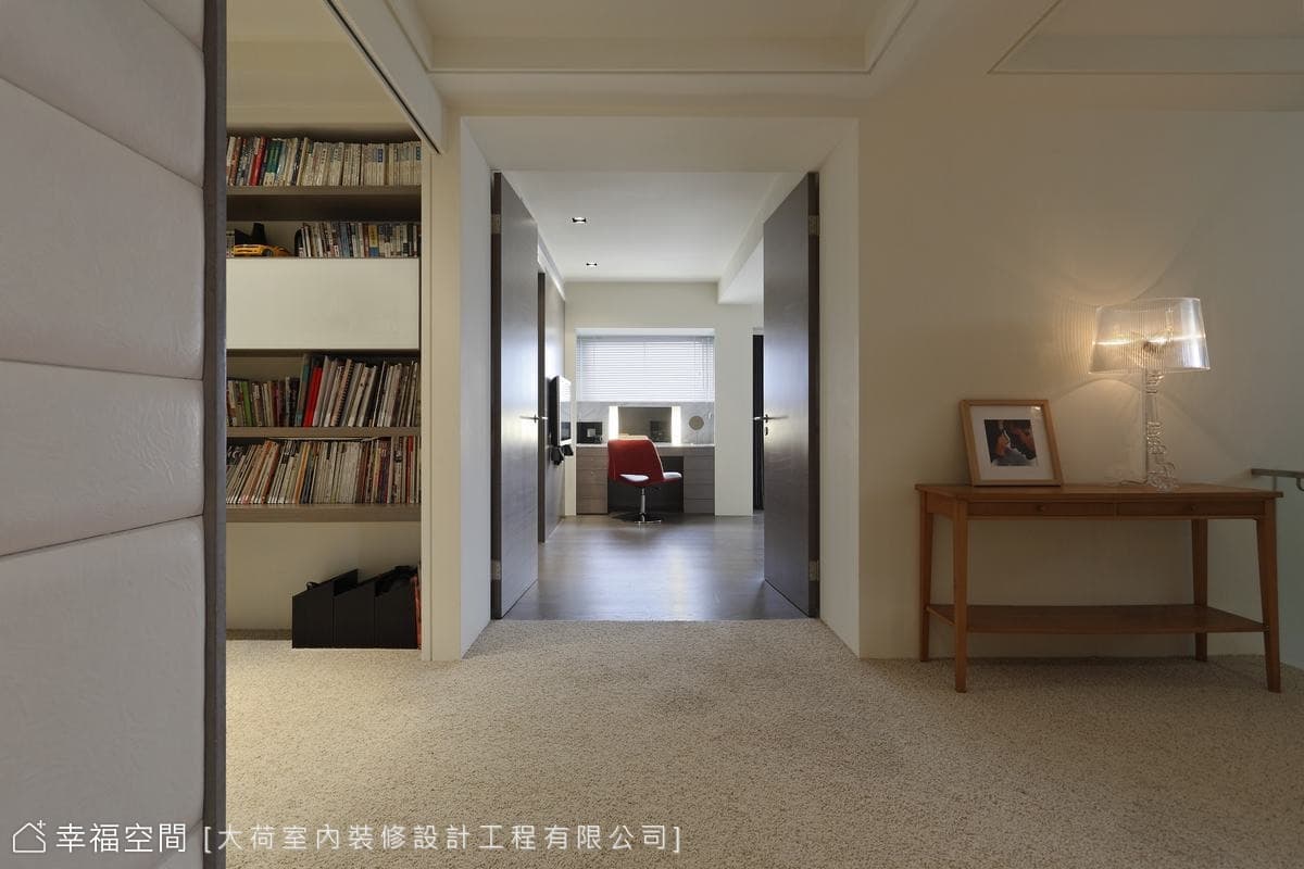 起居室望向主臥