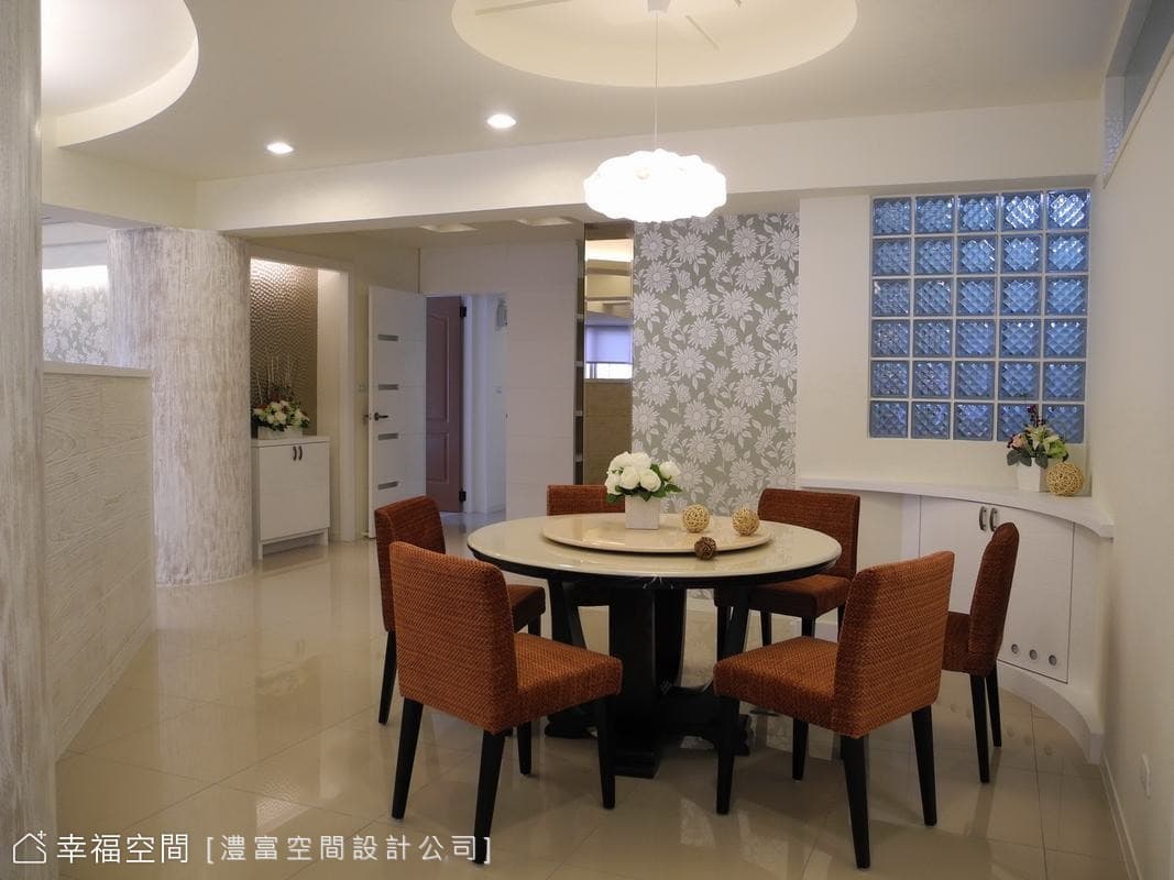 餐廳望向玄關