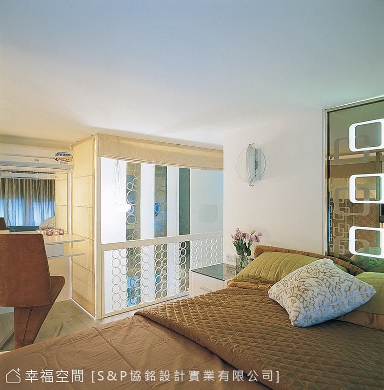 主臥床頭