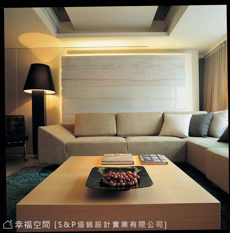 沙發背牆