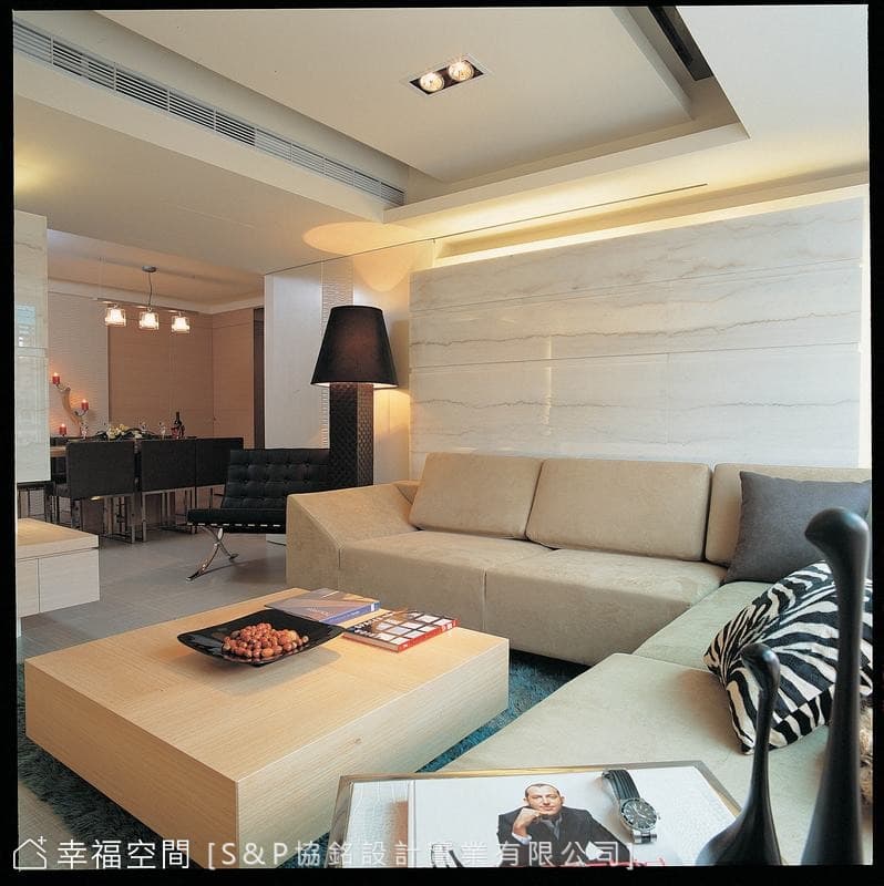 客廳望向餐廳