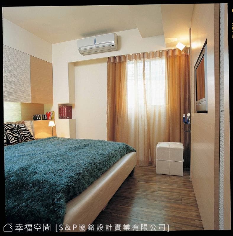 主臥床頭