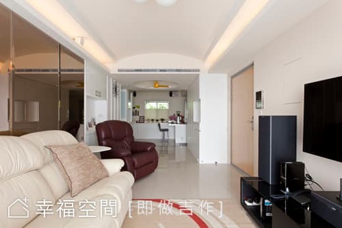 客廳望向吧台