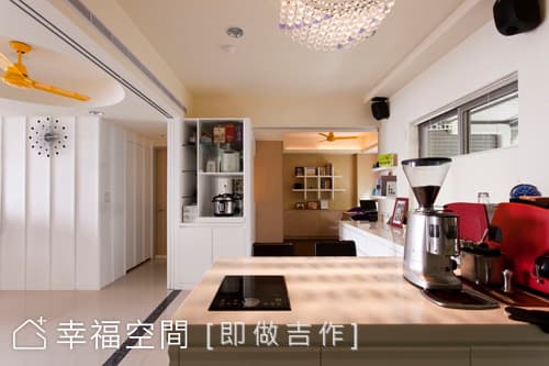 吧台望向書房