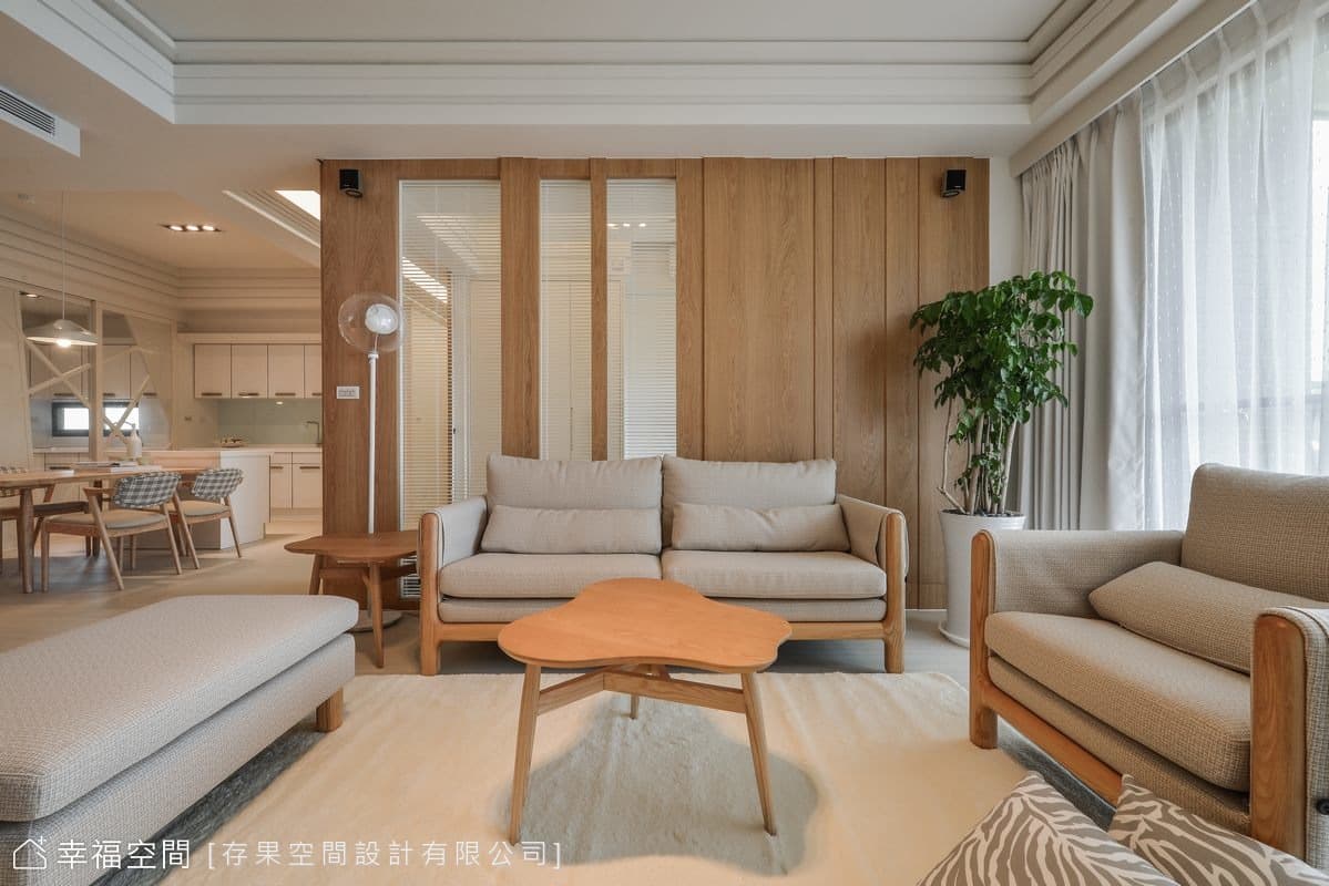 沙發背牆
