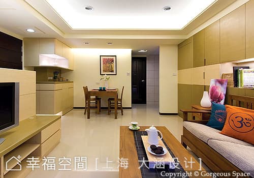 客廳望向餐廳