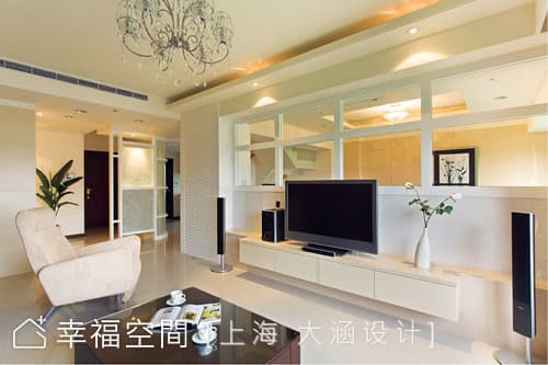 客廳望向餐廳