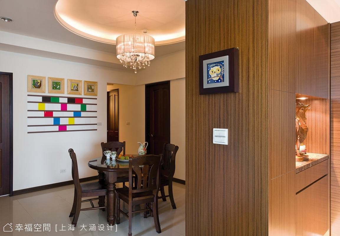 玄關望向餐廳