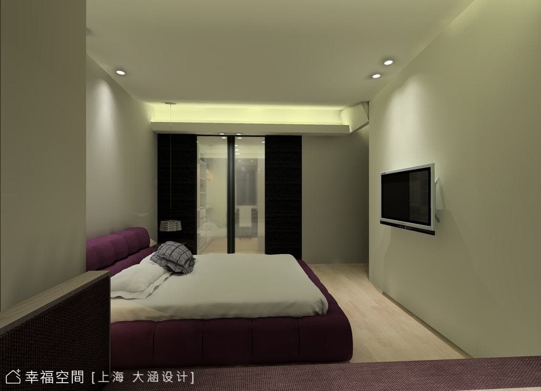 主臥望向更衣室