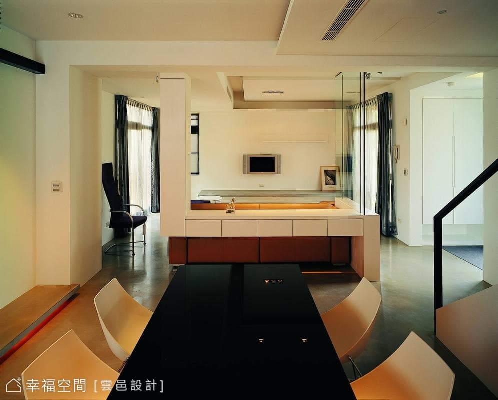 餐廳望向客廳