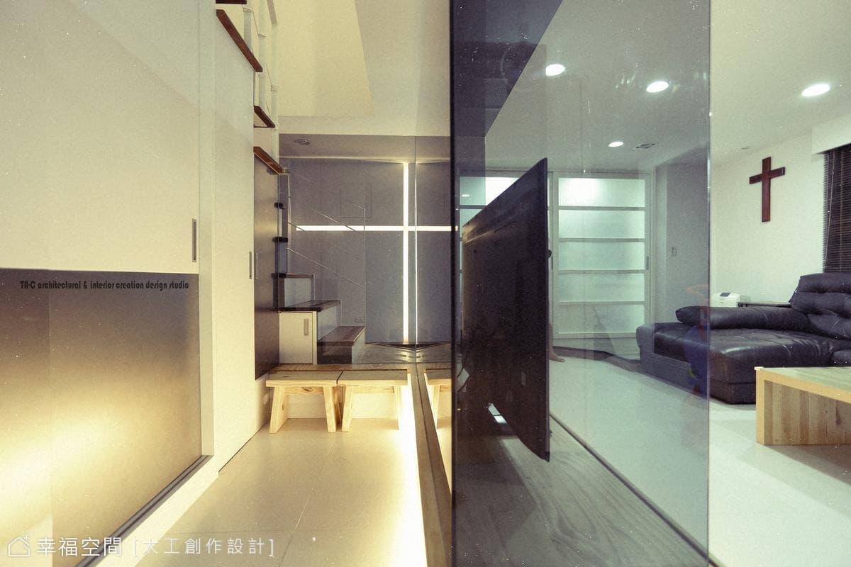 電視牆後面