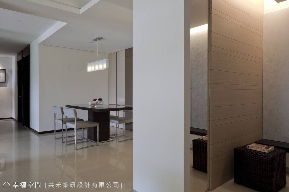 玄關望向餐廳