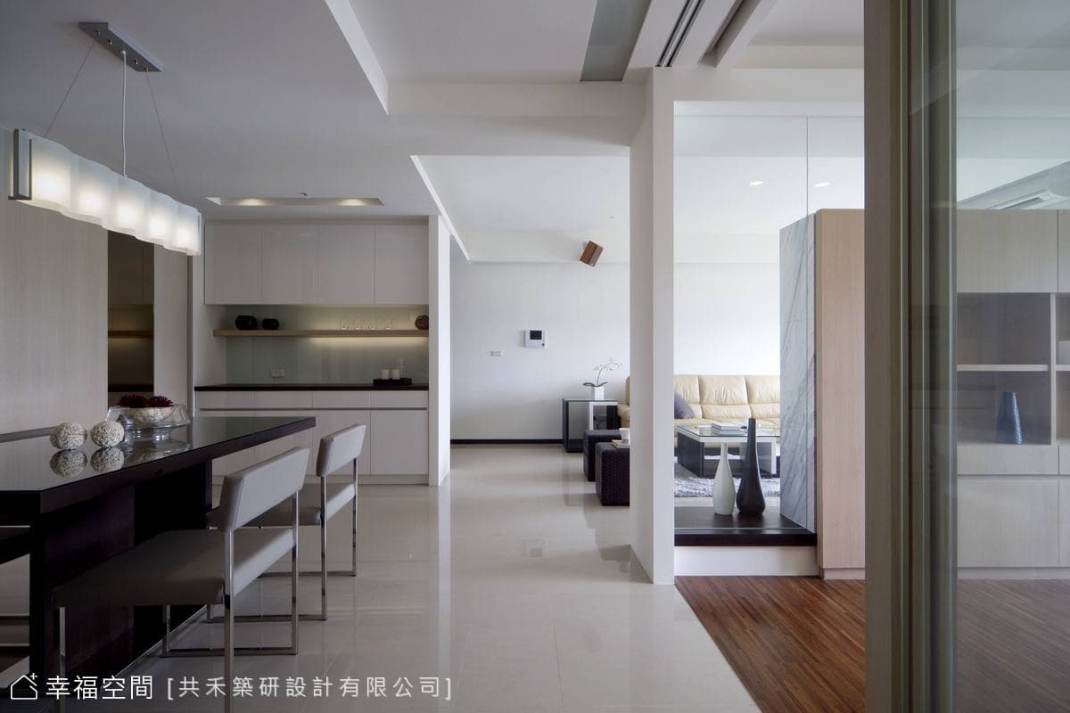 餐廳望向客廳