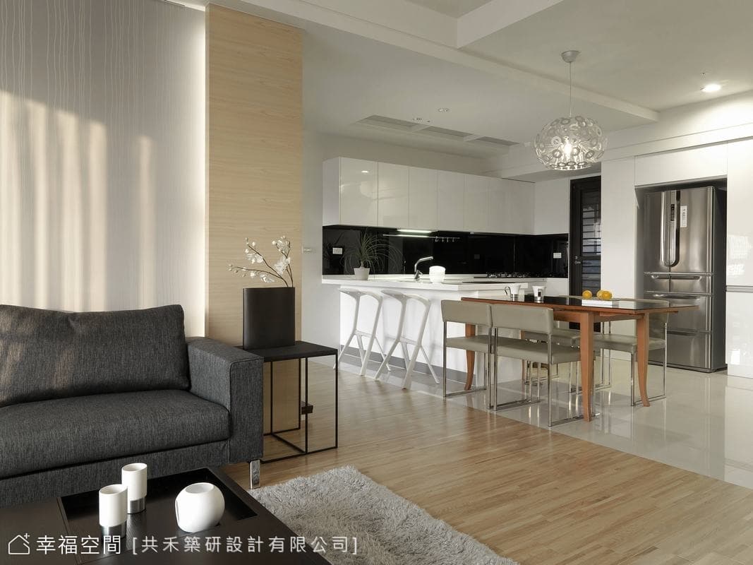 客廳望向餐廳