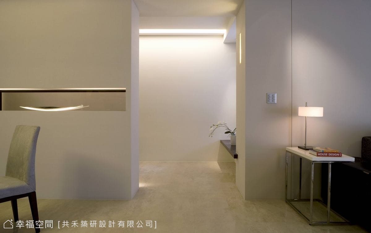 客廳望向玄關