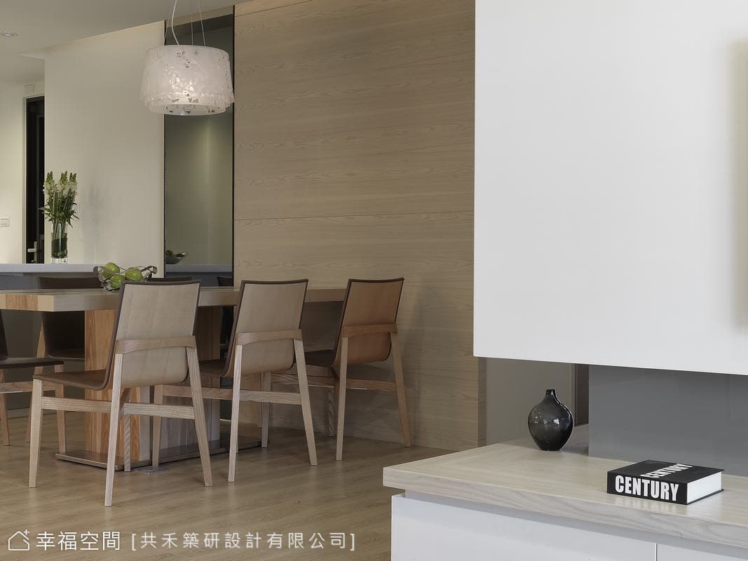 客廳望向餐廳