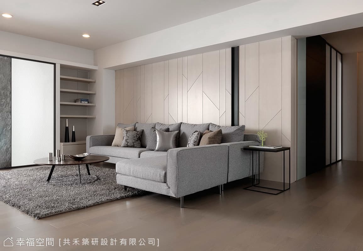 沙發背牆