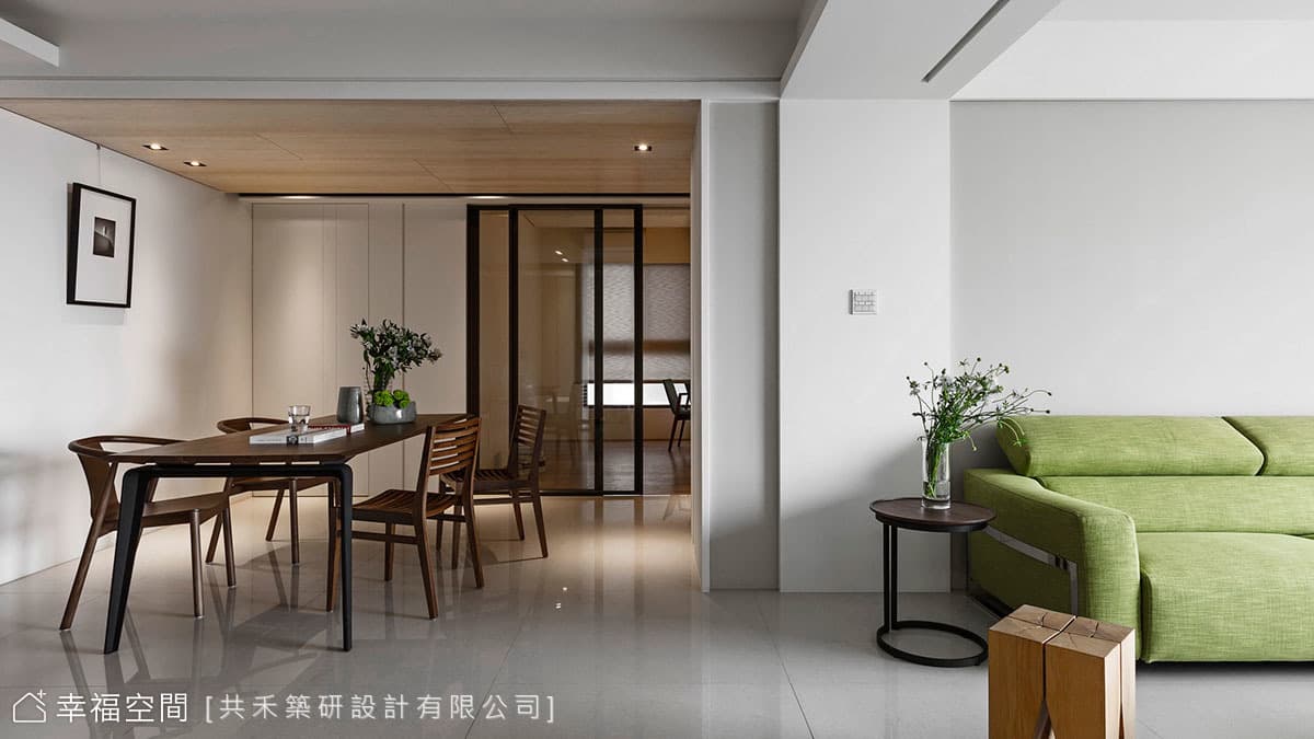 沙發背牆