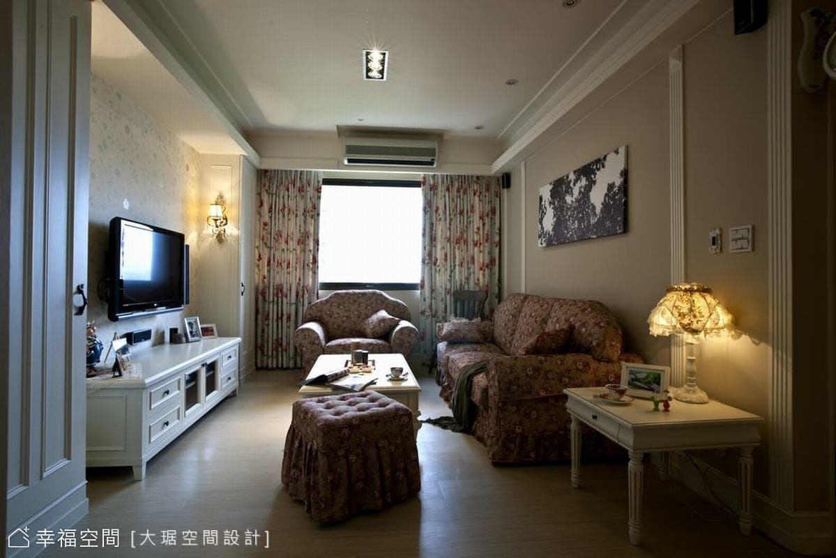 沙發背牆