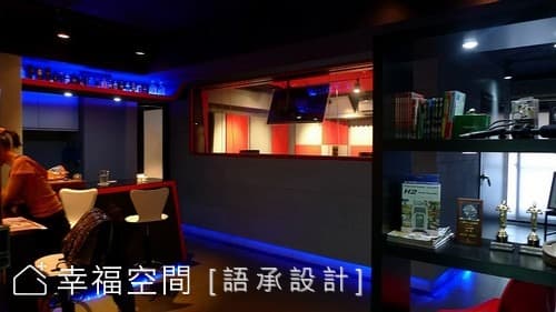 大門望向室內