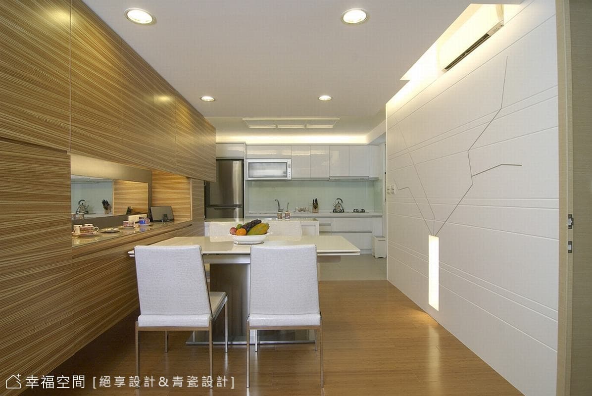 餐廳望向廚房
