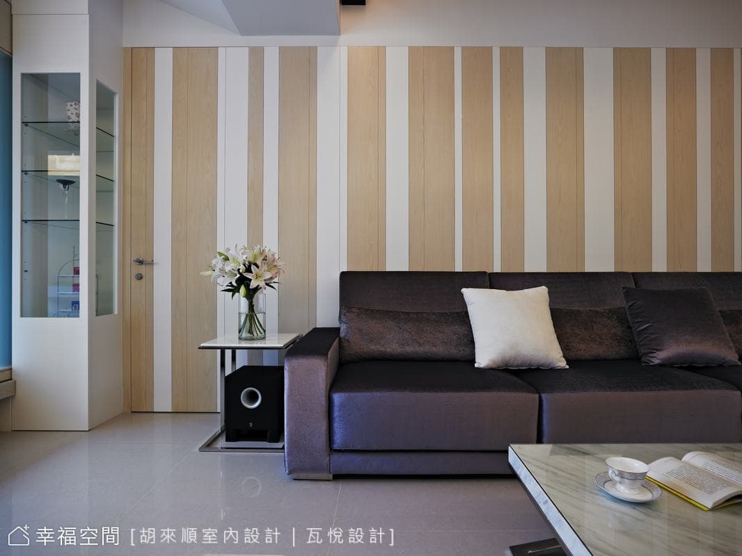 沙發背牆
