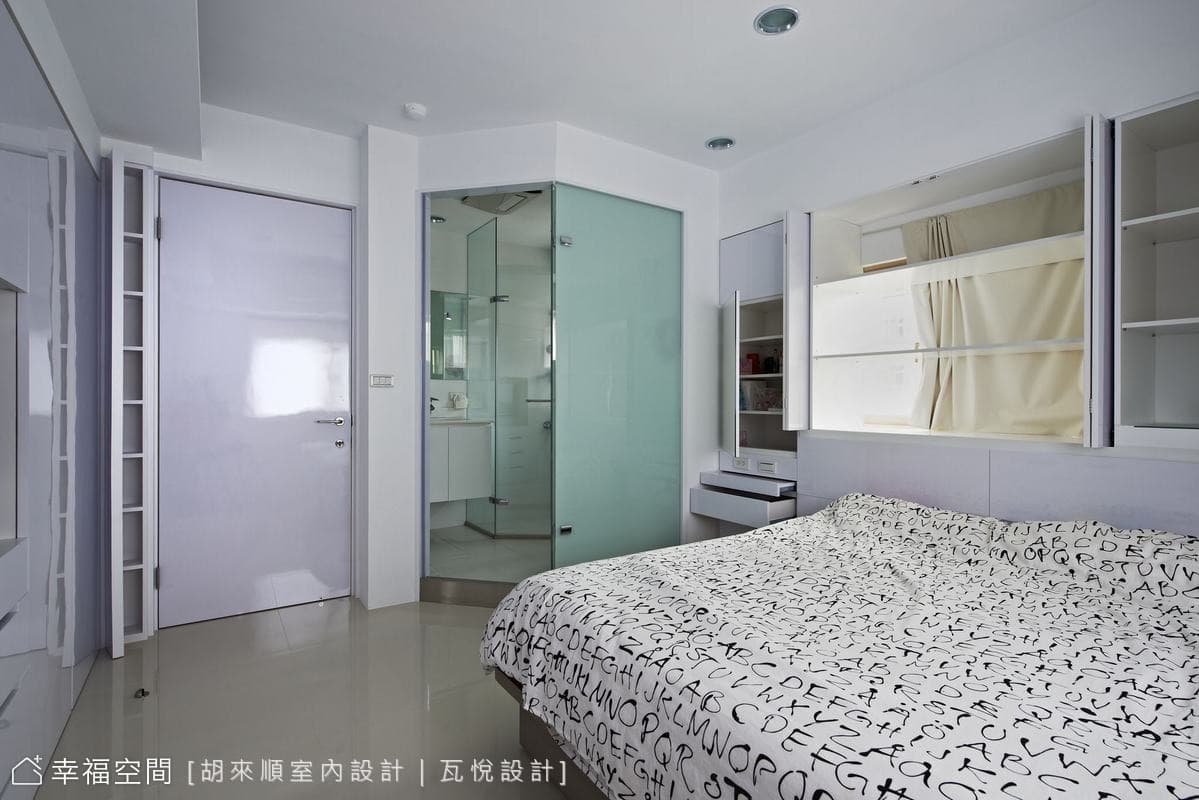 主臥床頭