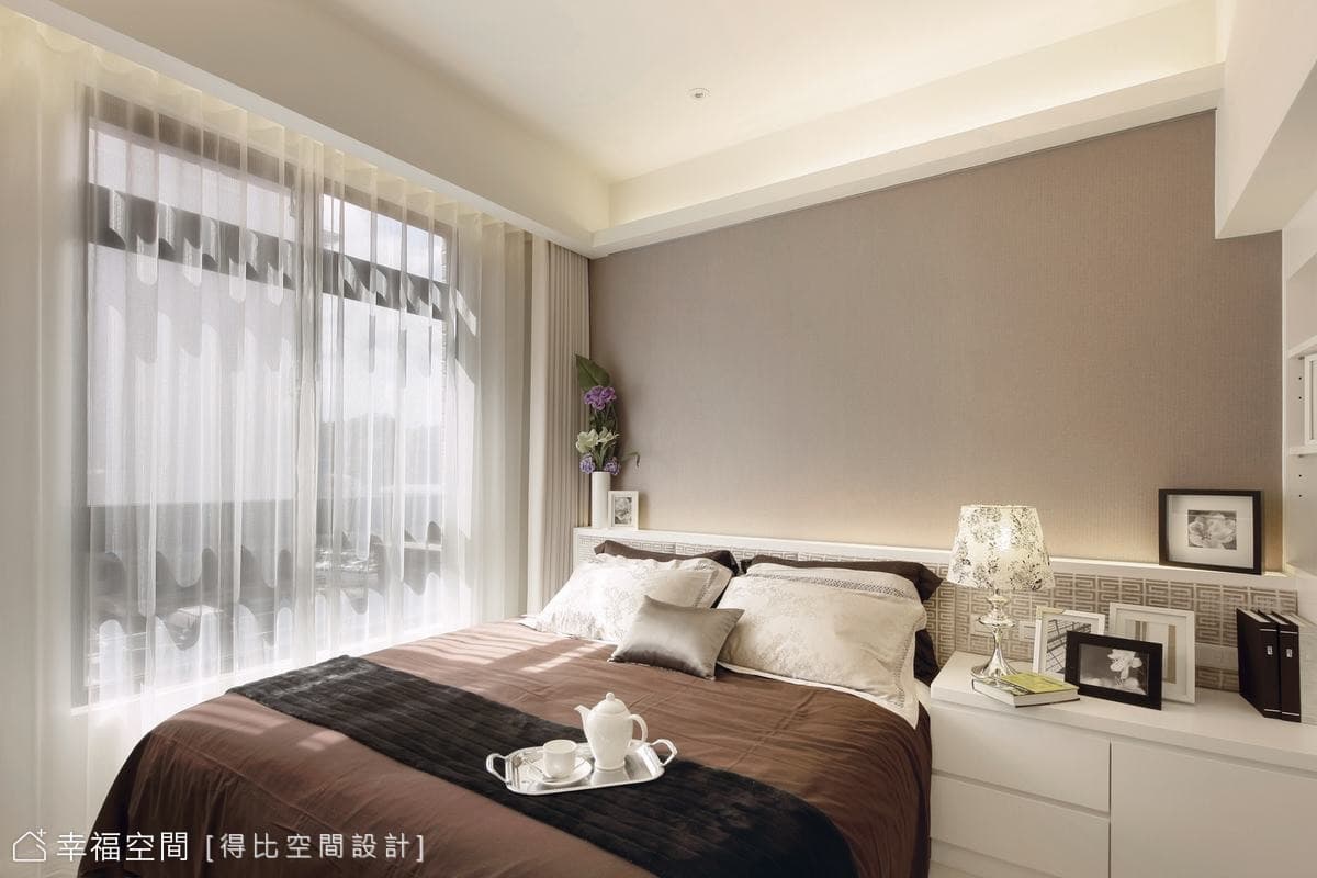 主臥床頭