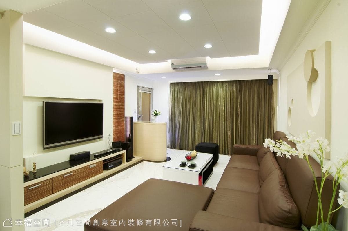 客廳望向玄關