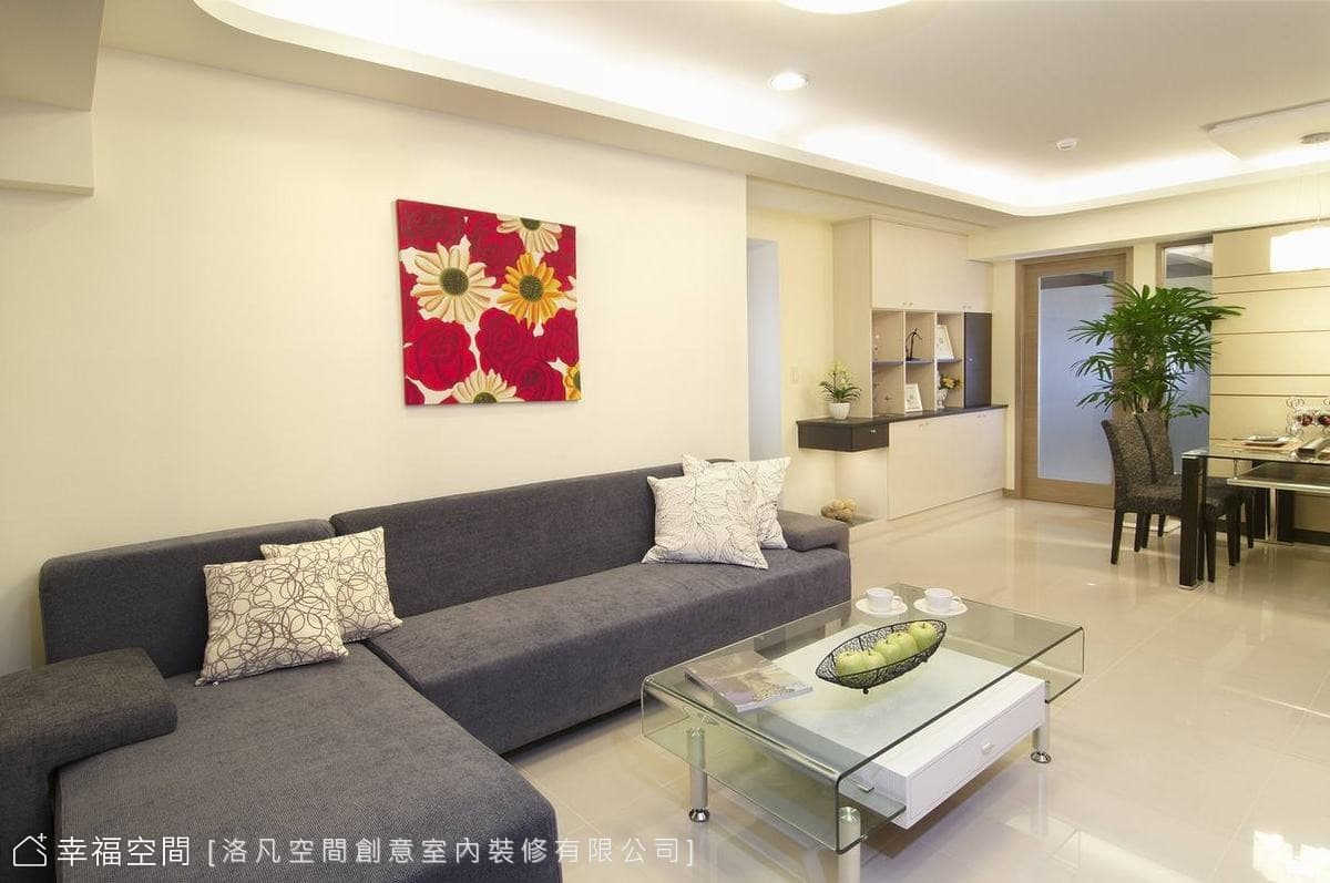 客廳望向餐廳