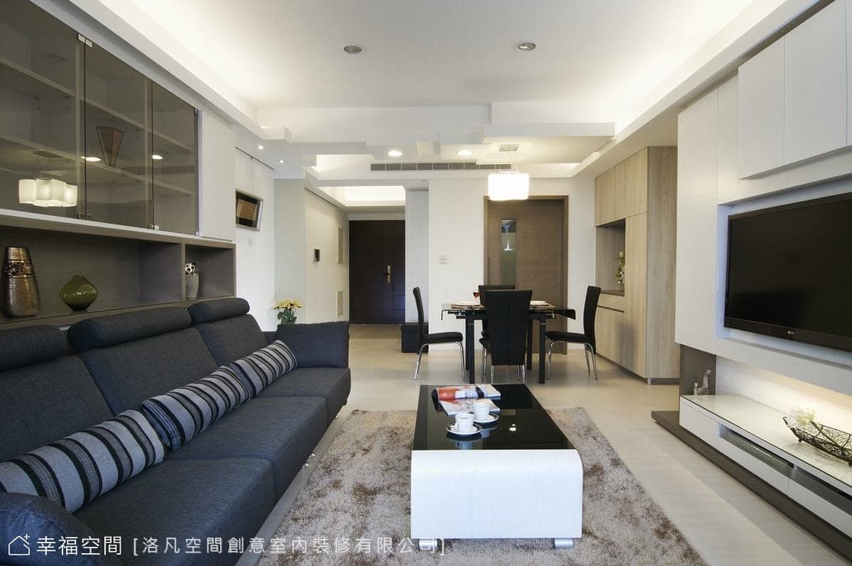 客廳望向餐廳