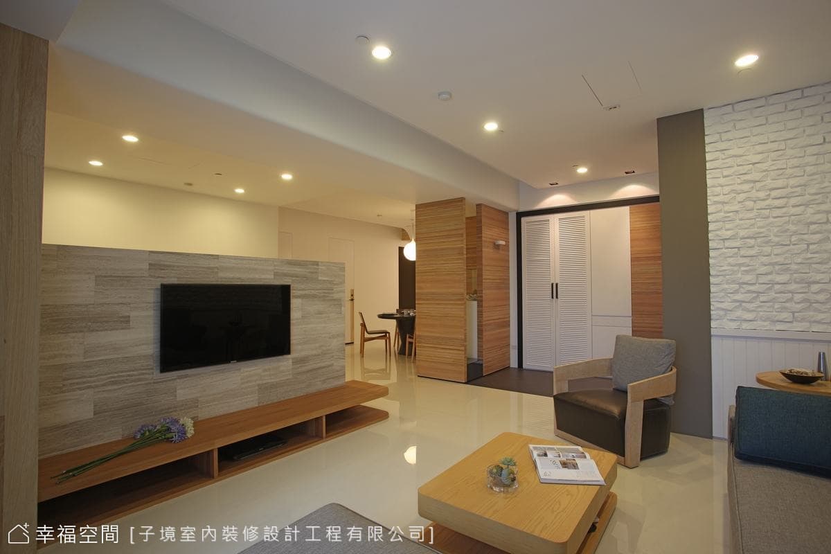 客廳望向玄關