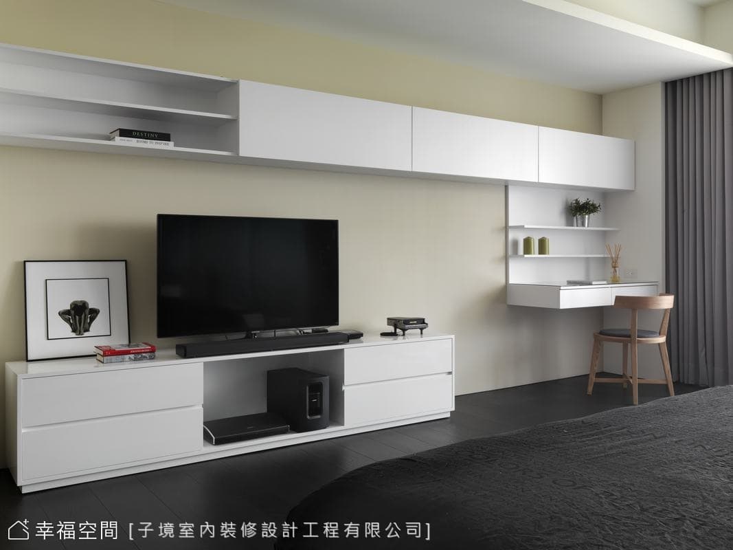 主臥床尾