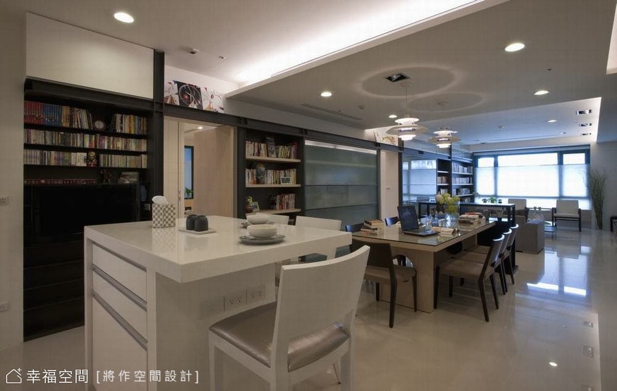 餐廳望向客廳