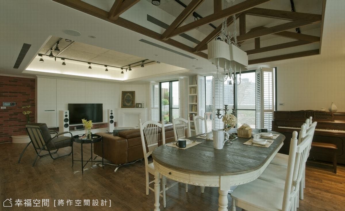 餐廳望向客廳