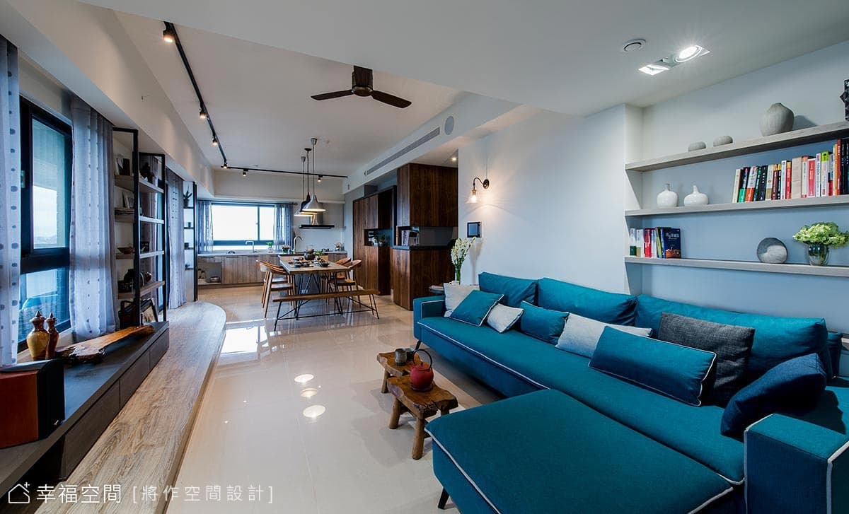 客廳望向餐廳
