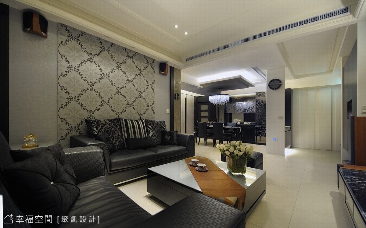 客廳望向餐廳