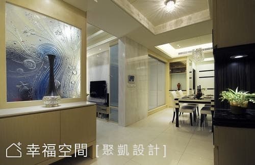 玄關望向餐廳