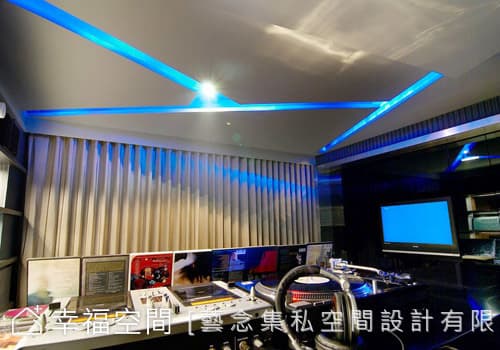 DJ臺望向主牆