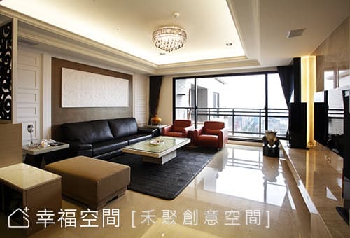 沙發背牆
