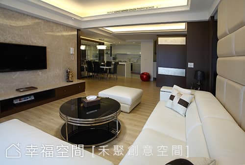 客廳望向餐廳