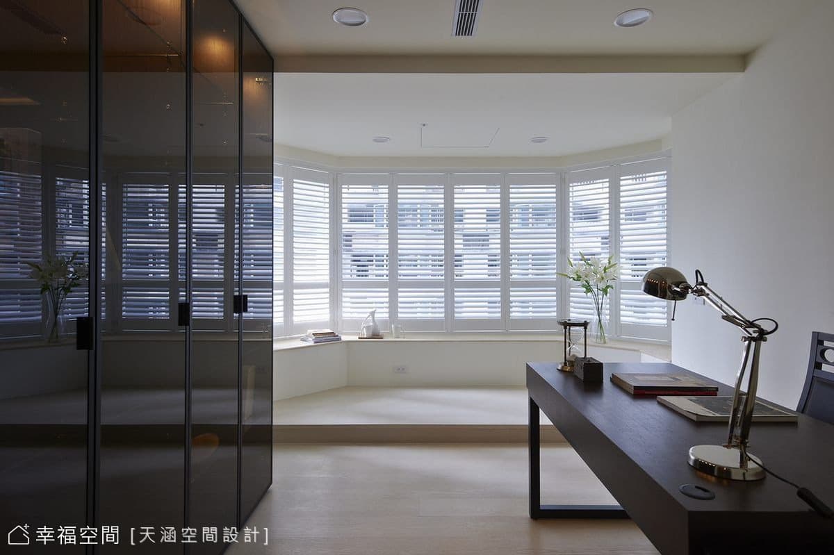 窗邊坐榻